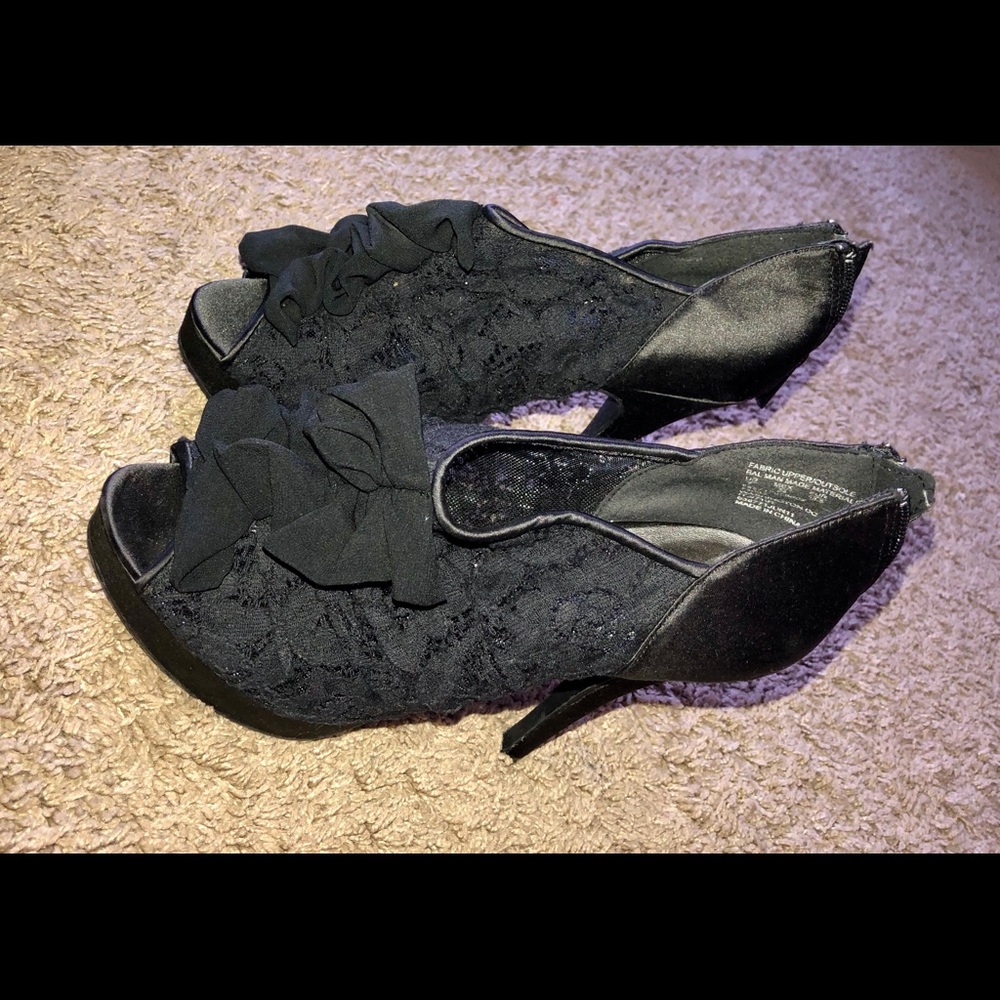 Shoes - Picture 3 of 8